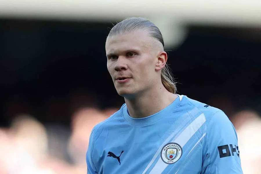 Erling Haaland observa el partido