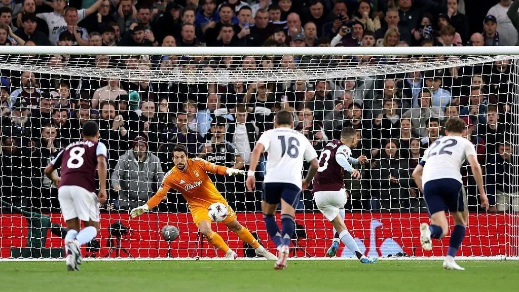 Emi Buendia scores